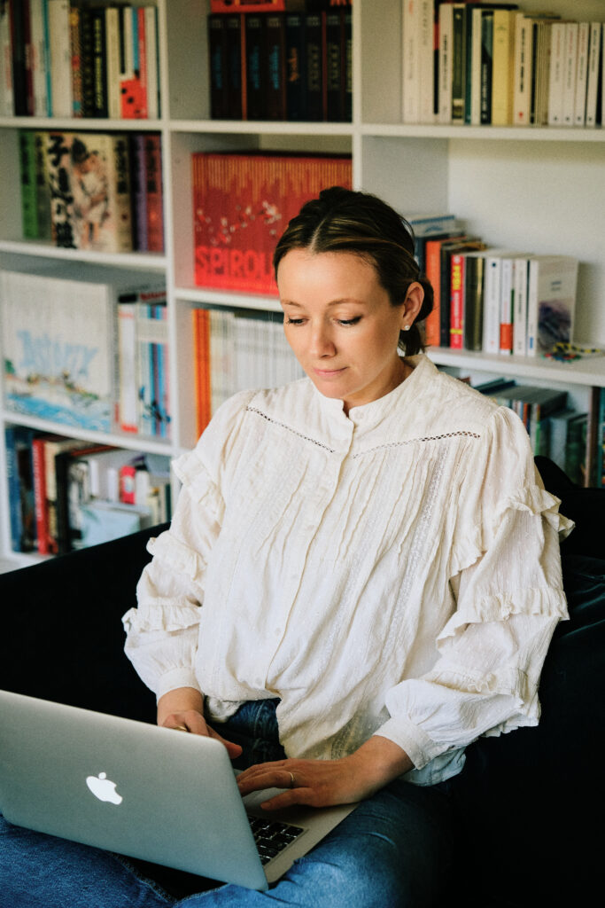 Consultation beauté en ligne : diagnostic de peau, routine personnalisée et conseils experts avec Élodie Martinak. Retrouvez une peau équilibrée et lumineuse.